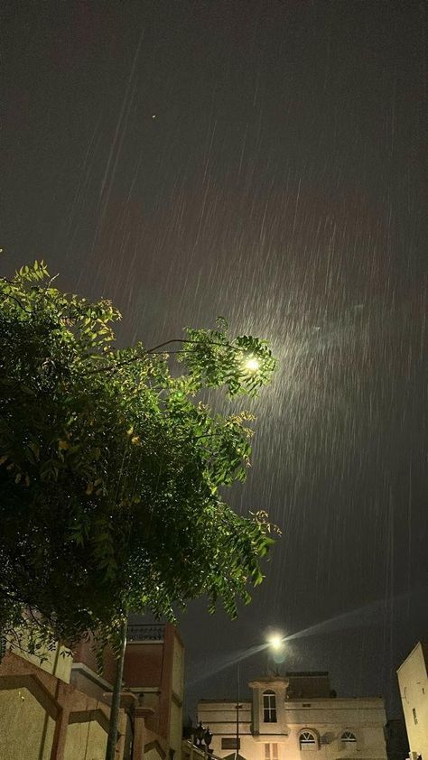 Rainy Day Aesthetic, Fotografi Vintage, Sky Photography Nature, Night Scenery, Night Landscape, Pretty Landscapes, It's Raining, Cool Pictures Of Nature, Rain Photography