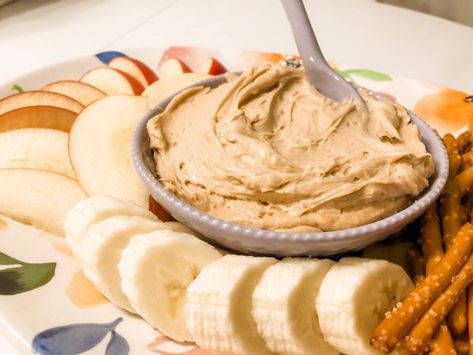 Peanut Butter Cool Whip Dip, Peanut Butter Dip For Apples, Peanut Butter Apple Dip, Peanut Butter Fruit Dip, Fruit Dip Recipe, Whipped Peanut Butter, Cream Cheese Fruit Dip, Butter Fruit, Peanut Butter Dip