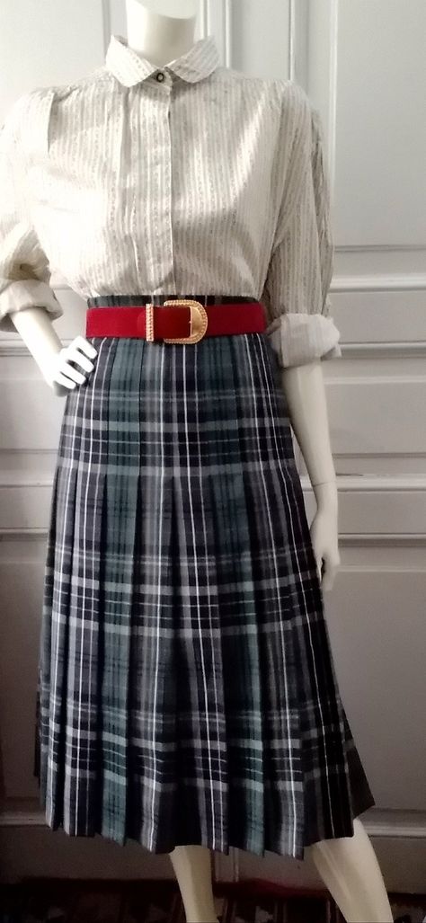 70s pleated skirt, tartan green skirt, autumnal wool skirt, Peter Hahn secretary skirt, high waist, retro skirt, spring casual skirt, midi, A-shape skirt, wool fabric, viscose lining.  vintage items always show signs of being worn  please check the measurements before ordering  measurements laying flat : waist :42 cm (16,5 inches)  hips :55 cm (21,5 inches)  total lenght :78 cm (30,5 inches) 2001 Fashion, 70s Skirt, Cozy Clothes, Vintage Floral Skirt, Skirt Wool, Retro Skirt, Rock Outfit, Skirt High Waist, Vintage Inspired Outfits