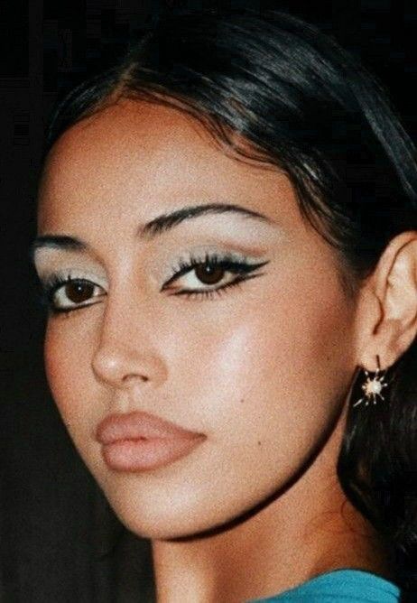 90s Editorial Makeup, Eyeliner Inspo, 90s Latina, Fire Makeup, 90s Makeup Look, Maquillage On Fleek, Y2k Makeup, Brat Summer, Ideas De Maquillaje Natural