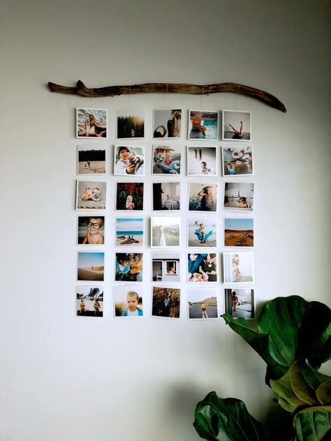 Ways To Display Photos, Photo Frame Ideas, Displaying Family Pictures, Frame Inspiration, Creative Photo Frames, Family Pictures On Wall, Unique Photo Frames, Postcard Wall, Photo Wall Display