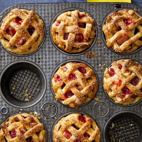 Serve these mini pies for an after-dinner treat or at your next cookout. Pie Hacks, Campfire Desserts, Fall Dinner Party, Raspberry Pie, Raspberry Recipes, Apple Dessert Recipes, Homemade Apple Pies, Mini Pies, Mini Apple