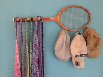 Repurposed Tennis Racket, Sporty Product Design, Old Tennis Rackets Ideas, Vintage Tennis Racket Decor, Tennis Racquet Decor, Tennis Racket Art, Tennis Decor, Tennis Crafts, Teenage Room