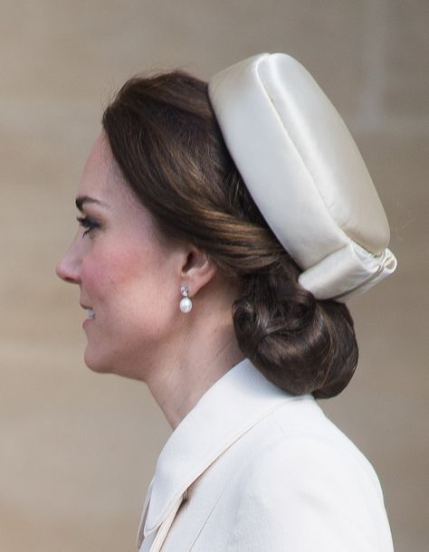 The Back of Kate Middleton's Easter Hat Is All You Need to See Kate Middleton Hats, Style Kate Middleton, Duchesse Kate, Looks Kate Middleton, Estilo Kate Middleton, Duchesse Catherine, Princesa Kate Middleton, Princess Katherine, Catherine Walker