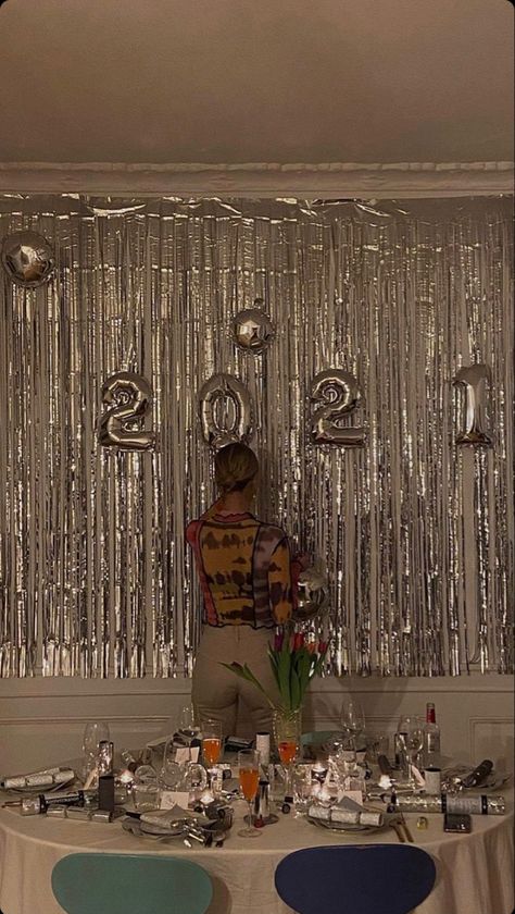 New Year’s Eve House Party Decor, Nye House Party Aesthetic, New Year’s Party Decoration, New Year’s Eve House Party Aesthetic, New Years Eve Picture Ideas, Nye Aesthetics, News Years Eve Party Ideas, New Year’s Eve House Party, New Year’s Eve Picture Ideas