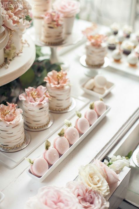 Engagement Party Recipes, Macarons Pink, Rose Macarons, Engagement Party Cake, Garden Wedding Cake, Mini Wedding Cakes, Idee Babyshower, Secret Garden Wedding, Dessert Bar