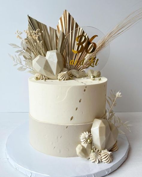 Modern Anniversary Cake, Beige Cake Birthday, Nude Color Cake, Torte Beige, Cream And Gold Cake, Boho Cake Ideas, Beige Birthday Cake, Neutral Cakes, Beige Cake