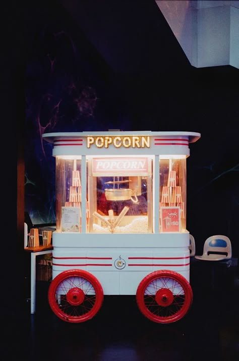 Cart Aesthetic, Jelly Store, Carnival Images, Cinema Popcorn, Popcorn Cart, Free Popcorn, Popcorn Shop, Nyc Holidays, Handbag Display