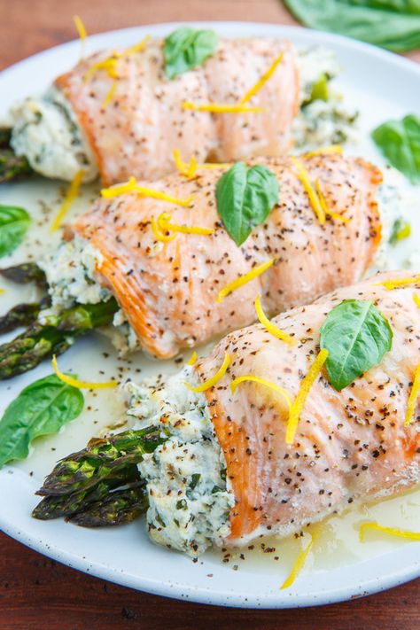 Asparagus and Lemon and Basil Ricotta Stuffed Salmon Rolls with Lemon Sauce Stuffed Salmon Rolls, Salmon Rolls, Seafood Dinner Recipes, Stuffed Salmon, Fish Recipes Baked, Salmon And Asparagus, Resep Diet, Salmon Dinner, Lemon Basil