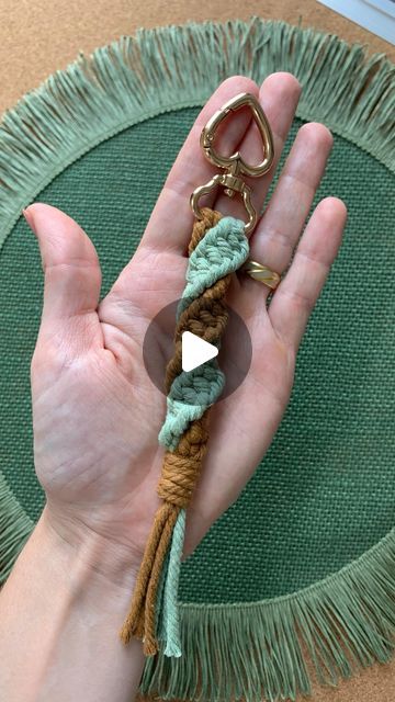 Macrame Key Chains Free Pattern, Macrame Keychain Ideas, Diy Keychain Ideas How To Make, Macrame Patterns Tutorials Videos, Diy Macrame Keychain Tutorials, Makramee Keychain, Macrame Keychain Diy Tutorials, Trinket Keychain, Macrame Keychain Diy