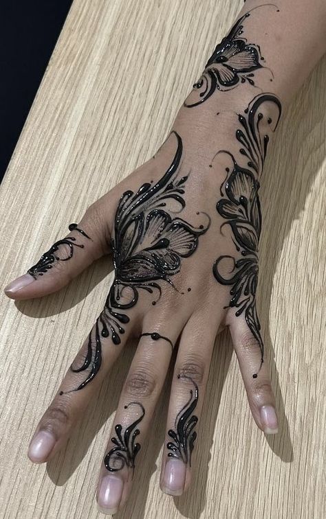 Fire Henna Design, Graduation Henna Designs, Henna For Prom, Henna Somali Design, Whole Arm Henna, Henna Both Hands, Henna Neck Design, Henna Designs Sudanese, Short Henna Designs