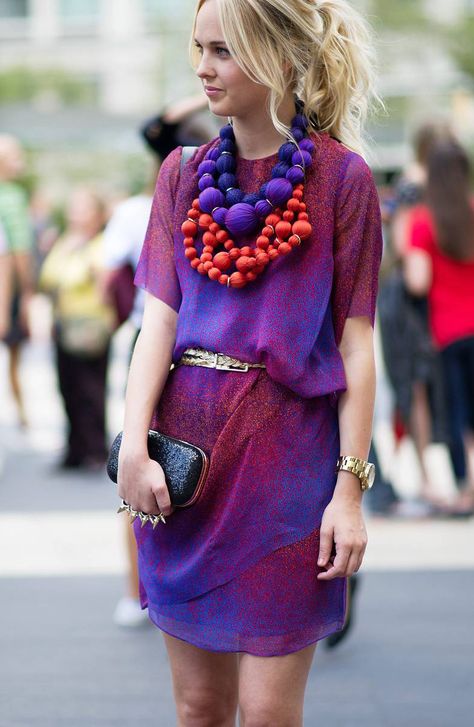 A statement necklace if I've ever seen one.. Look Hippie Chic, Street Style New York, Winter Typ, Orange Necklace, Mode Boho, Dolce E Gabbana, Mode Style, Street Styles, Look Fashion