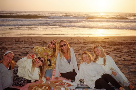 girls night pizza picnic beach dinner sunset friends photo inspo film photography 35mm kodak gold contax t2 postcard girls summer Pizza Picnic Beach, Beach Pizza Picnic, Contax T2 Photography, Beach Photo With Friends, Film Photography Friends, Pic Inspo With Friends, Beach Film Photography, Friendgroup Aesthetic, Beach Pizza