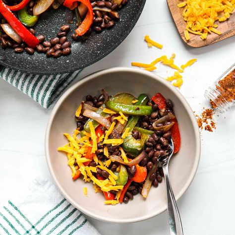 You can often find presliced and ready-to-cook fresh vegetables in your grocer's produce section. Use these to your advantage to cut down on dinnertime prep. Here, presliced fajita vegetables are sautéed with canned black beans and Southwest seasoning for a quick and easy Tex Mex-inspired meal. Plus, this recipe requires just three ingredients, not including basics like salt, pepper and oil. You can easily take your bowl up a notch by adding some cheese, sour cream or another tasty topping. Fajita Skillet, Protein Dinners, Veggie Fajitas, Protein Vegetarian, Fajita Vegetables, 500 Calorie, Diet Dinner, Sunday Dinners, Healthy Vegetarian Dinner