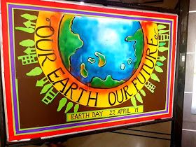 Art ,Craft ideas and bulletin boards for elementary schools: Earth day Bulletin Board, Earth day art Assembly Board Ideas, Earth Day Chart For School, Earth Day Board Ideas, Earth Day Decoration In School, School Board Drawing Ideas, Earth Day Display Board, Earth Day Chart Ideas, Poster For Earth Day, Environment Day Chart Ideas