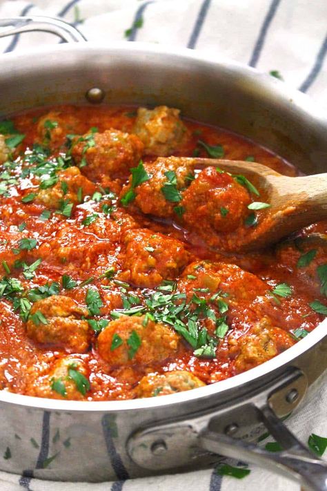 In this quick and easy version, meatballs are cooked by simmering in marinara sauce on the stovetop. With authentic Italian flavors, this is a simple yet elegant, no-fuss meal! Meatballs On Stovetop, Scratch Spaghetti Sauce, Easy Spaghetti And Meatballs, Stovetop Meatballs, Spaghetti Sauce With Fresh Tomatoes, Spaghetti Sauce From Scratch, Sauce With Fresh Tomatoes, Homemade Meatballs Easy, Homemade Meatballs Recipe