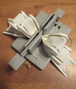 How to use a Bowdabra bow for a simple elegant gift : Bowdabra Bowdabra Bows Tutorials, Bowdabra Bows, Bow Making Tutorials, Make Hair Bows, Bow Maker, Ribbon Ideas, Homemade Bows, Fancy Bows, Door Signs Diy