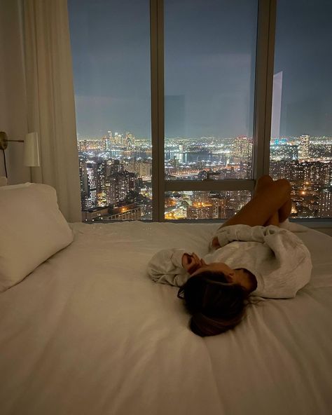 Appartement New York, City View Apartment, Drømme Liv, Apartment View, Nyc Life, Apartment Aesthetic, New York Life, City Vibe, Daylight Savings Time