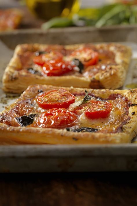 Cooking Upside Down, Easy Puff Pastry Snacks, Upside Down Cooking, Upside Down Cooking Puff Pastry, Upside Down Tart Puff Pastry Savory, Upside Down Tomato Tart, Puff Pastry Upside Down Tarts, Upside Down Puff Pastry Savory, Upside Down Tarts