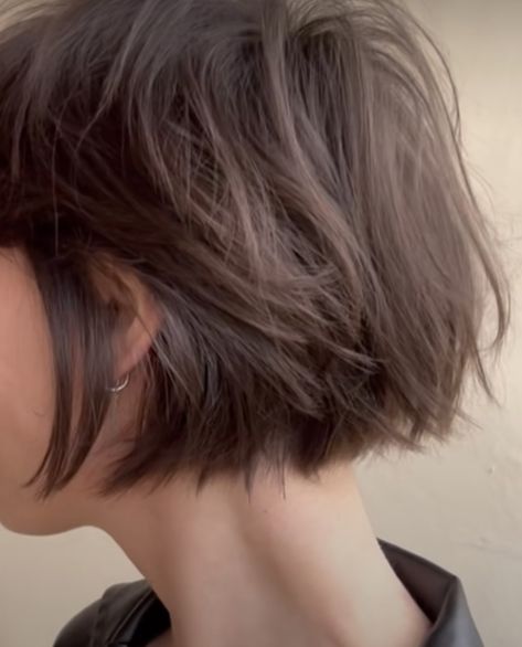 Very Short Bob Straight Hair, Womens Short Bob Haircut, Bob Haircut Side Bangs, Undercut Chin Length Bob Haircut, Ear Bob Haircut, Short Hairstyle Women No Bangs, Bixie Cut Straight, Ear Length Bob With Bangs, Bixie Straight Hair