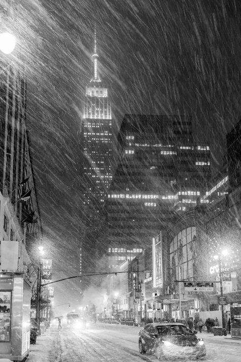 Christmas In New York Aesthetic, Christmas In New York, Wallpaper Winter, Ville New York, Empire State Of Mind, New York Aesthetic, City Street, Snow Storm, Concrete Jungle