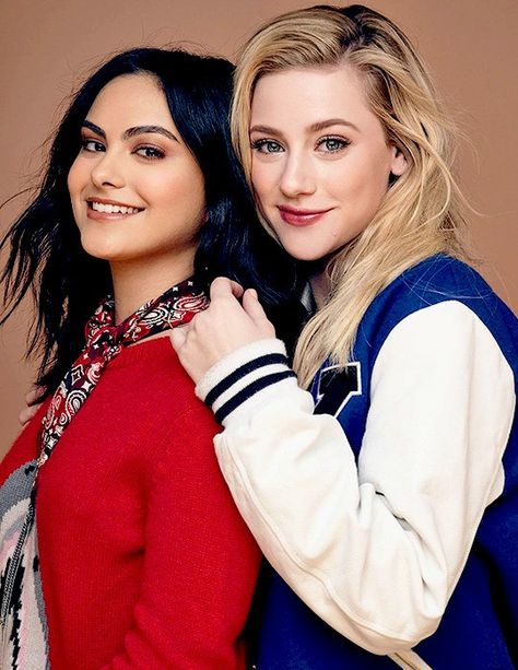 Riverdale Netflix, Riverdale Veronica, Riverdale Poster, Riverdale Betty, Riverdale Characters, Camilla Mendes, Cami Mendes, Riverdale Aesthetic, Betty And Jughead