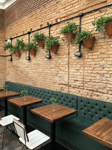 Rustic Cafe Ideas, Rustic Cafe Decor, Small Restaurant Interior, Cozy Cafe Interior, Restaurant Seating Design, Pizzeria Design, Cafeteria Design, Small Restaurant Design, Modern Restaurant Design