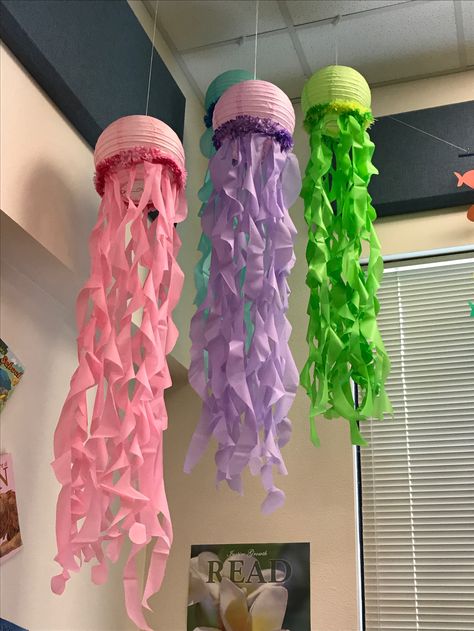 Diy Jelly Fish Lantern, Jelly Fish Decoration Diy, Diy Jelly Fish Decor, Jelly Fish Decoration, Paper Lantern Fish, Jelly Fish Craft, Spongebob Birthday Party Decorations, Diy Jelly, Jellyfish Decorations