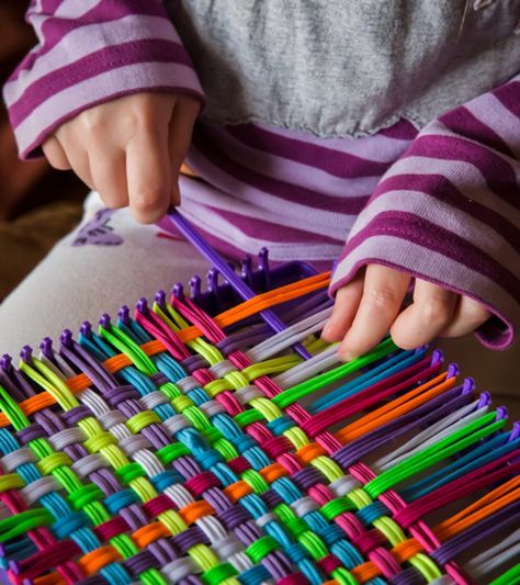 Weaving Loom For Kids, Kids Weaving Projects, Paris Crafts, Finger Weaving, Potholder Loom, Weaving For Kids, Straw Weaving, Weaving Loom Projects, Weaving Tutorial