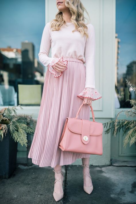 How to wear pink in the winter + ladylike pink winter outfits Rose Skirt Outfit, Pink Check Dress, Mode Rose, Ladylike Style, Paris Chic, Winter Skirt Outfit, Pink Winter, Winter Dress Outfits, Outfit Invierno