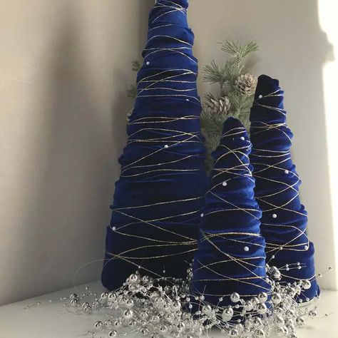 Royal Blue Velvet Christmas Tree #Christmas #blue #decorations #decorhomeideas Silver Diy Christmas Decorations, Diy Blue And Silver Christmas Decor, Navy White Christmas Decor, Blue Diy Christmas Decorations, Blue And Silver Winter Decor, Christmas Decor Ideas Navy Blue, Royal Blue Christmas Decor, Velvet Christmas Trees, Blue Christmas Decor Ideas Easy Diy