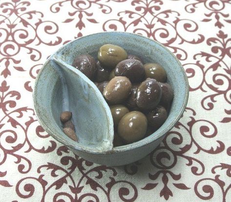 Ceramics Bowls Designs, Olive Bowl, Cerámica Ideas, Diy Ceramic, Keramik Design, Pottery Crafts, Diy Pottery, Ceramics Pottery Art, Ceramic Gifts