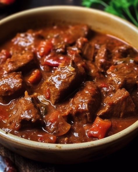 Whenever I serve this dish, the house smells fantastic. This dish is a hit among friends and family Chunky Beef Stew, Beef Stew Ingredients, Eat Beef, Crockpot Dishes, Beef Stew Recipe, Beef Recipes Easy, Crockpot Recipes Slow Cooker, Crock Pot Cooking, Beef Recipes For Dinner