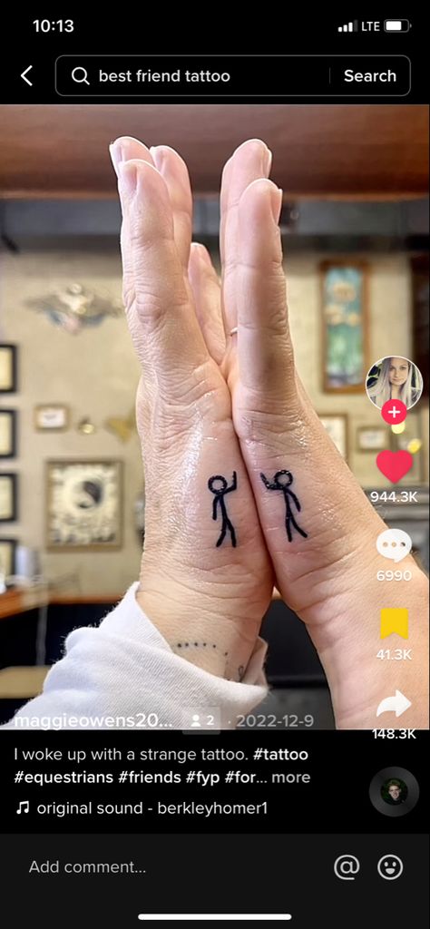 Tattoo Ideas Matching Cousin, Best Friend High Five Tattoo, Matching Tattoos For Childhood Best Friends, Friendship Tattoo For 2, High Five Tattoo Hands, Small Pair Tattoos, Small Funny Friendship Tattoos, Matching Tattoos Mother Daughter Funny, Funny Cousin Tattoos