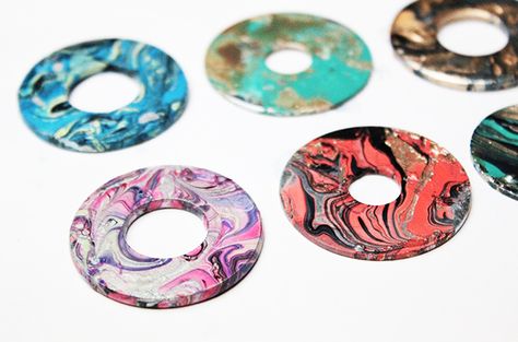 alisaburke: marbleized washer necklace Washer Crafts, Kids Jewelry Diy, Alcohol Ink Jewelry, Nail Polish Jewelry, Washer Jewelry, Nail Polish Crafts, Hardware Jewelry, Alcohol Ink Crafts, Ink Crafts