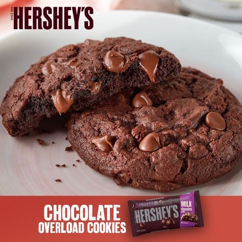 Searching for a crowd-pleasing party treat? Try these gooey triple chocolate, Chocolate Overload Cookies. Made with delicious HERSHEY’S Milk Chocolate Chips, these quick and simple chocolate chip cookies are easy to whip up and sure to ’wow’ your loved ones at dessert time. Chocolate Overload Cookies, Hersheys Chocolate, Triple Chocolate Cookies, Hershey's Chocolate, Easy Chocolate Chip Cookies, Favorite Cookie Recipe, Chocolate Recipe, Bakery Desserts, Cake Mix Cookies