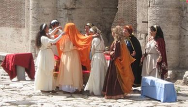 Roman wedding style consisted of a traditional tunic, tied around the waist, and a metal collar. The hair would be arranged with artificial hair, with a bright orange veil. Over the veil was a wreath of orange blossoms. Ancient Roman Wedding, Cleopatra Selene, Ancient Wedding, Roman Wedding, Elizabethan Gown, Modern Ceremony, Roman Women, Metal Collar, French Baby