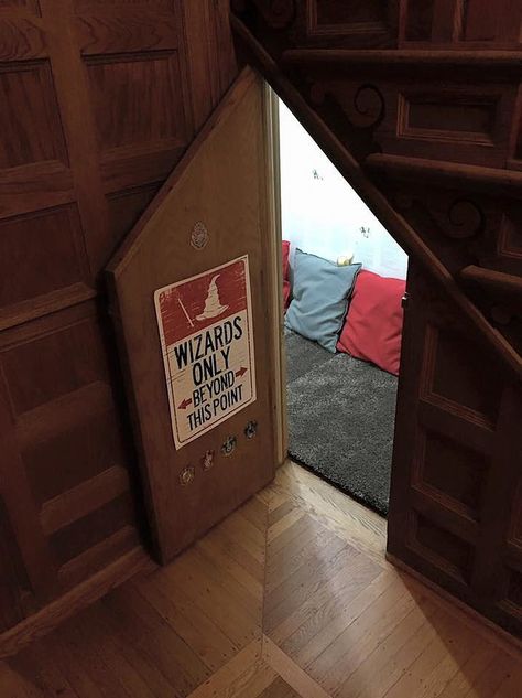 Harry Potter Cupboard Room Pictures | POPSUGAR Tech Harry Potter Reading Nook, Reading Sanctuary, Cupboard Under The Stairs, Stile Harry Potter, Glume Harry Potter, Harry Potter Room Decor, Harry Potter Bedroom, Potters House, Under Stairs Cupboard