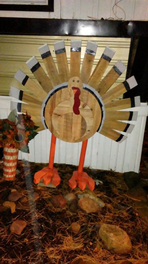 Thanksgiving Wood Crafts, Wooden Turkey, Turkey Crafts, Pallet Project, Into The Wood, Thanksgiving Diy, Fall Deco, Recycled Pallets, Pallet Crafts