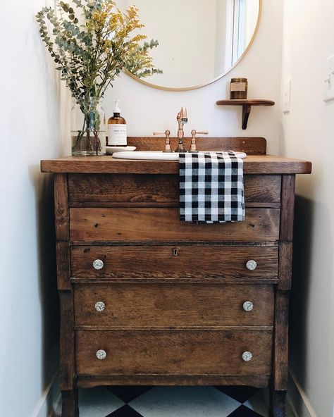 Dresser Vanity Bathroom, Ideas Baños, Farmhouse Bathroom Remodel, Bad Inspiration, Wooden Dresser, Hus Inspiration, Farmhouse Bathroom, Diy Bathroom, Bathroom Makeover