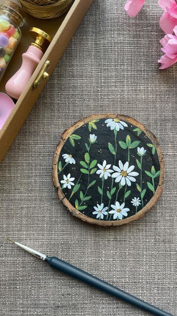 Drawing Ideas On Wood, Wood Slice Mandala, Flower Painting On Wood Slice, Wooden Piece Painting, Wood Circle Art Ideas, Wood Coaster Painting Ideas, Mini Wood Paintings, Wooden Circle Painting, Wood Slices Painting