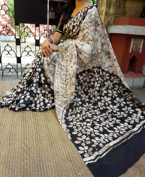 Malmal cotton hand batik with blouse #black and white flower bathik print saree Batik Saree Designs, Mulmul Cotton Sarees, Batik Saree, Jaipuri Print, Batik Print Dress, Khadi Saree, Block Print Saree, Elegant Fashion Wear, Batik Print