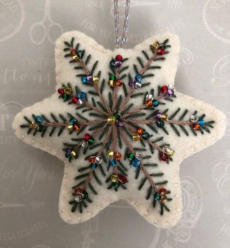 Sewn Animals, Felt Star, Diy Jul, Felt Crafts Christmas, Star Tree, Felt Christmas Decorations, Felt Embroidery, Star Christmas, Felt Decorations