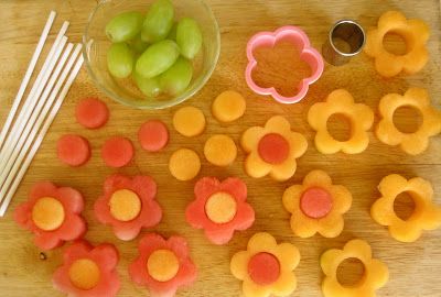 Eat More Fruit, Edible Fruit Arrangements, Spring Appetizers, Fruits Decoration, Diy Edible, Fruit Pops, Decorações Com Comidas, Fruit Skewers, Fruit Arrangements