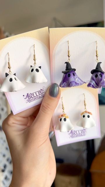 Cute Ghost Earrings, Craft Earrings Ideas, Polymer Clay Spooky, Goth Clay Earrings, Halloween Clay Earring Ideas, Ghost Clay Earrings, Polymer Jewelry Ideas, Diy Halloween Earrings, Fimo Earrings Ideas