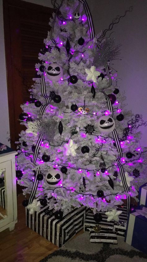 Nightmare Before Christmas Tree, Halloween Christmas Tree, Nightmare Before Christmas Ornaments, Black Christmas Tree, Cheap Halloween Decorations, Halloween Decoration Ideas, Themed Christmas Tree, Nightmare Before Christmas Decorations, Scary Christmas