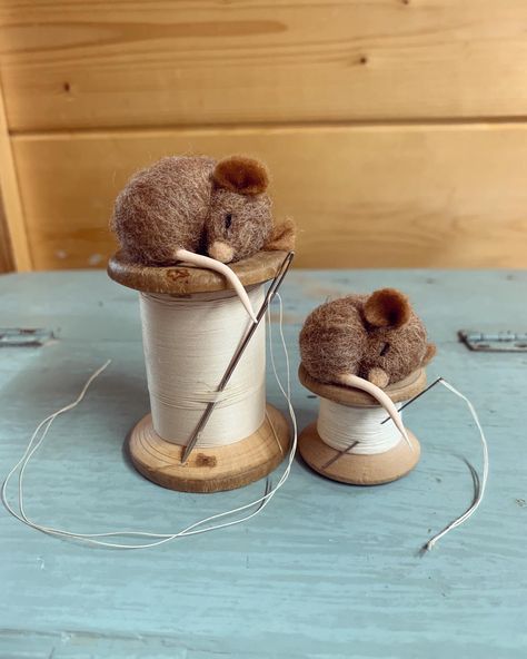 Cute needle felted mouse gifts. Handmade and vintage Mouse Needle Felt, Needle Felt Gifts, Cute Needle Felting Ideas, Needle Felting Diy Tutorials, Needle Felting Ideas, Needle Felted Mice, Mouse Sleeping, Needle Felted Mouse, Needle Felting Tutorial