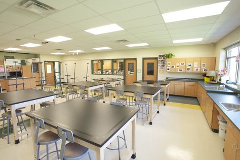 Science Classroom Setup, Art Classroom Layout, University Classroom, Small University, High School Art Room, School Layout, Art Classroom Organization, College Classroom, Middle School Science Classroom