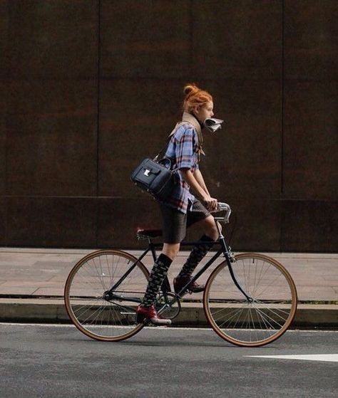 Bicycle Chic, Womens Cycling Clothes, 일본 패션, Bike Girl, Girls On Bike, Cycle Chic, Urban Bike, Bicycle Girl, Bike Style