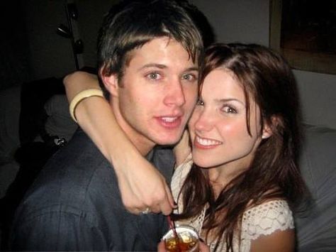 NOT Jensen Ackles with Sophia Bush. Jensen Ackles Wife, Sophie Bush, Jared Supernatural, Daneel Ackles, Danneel Ackles, Brooke Davis, Chad Michael Murray, Sophia Bush, Supernatural Funny